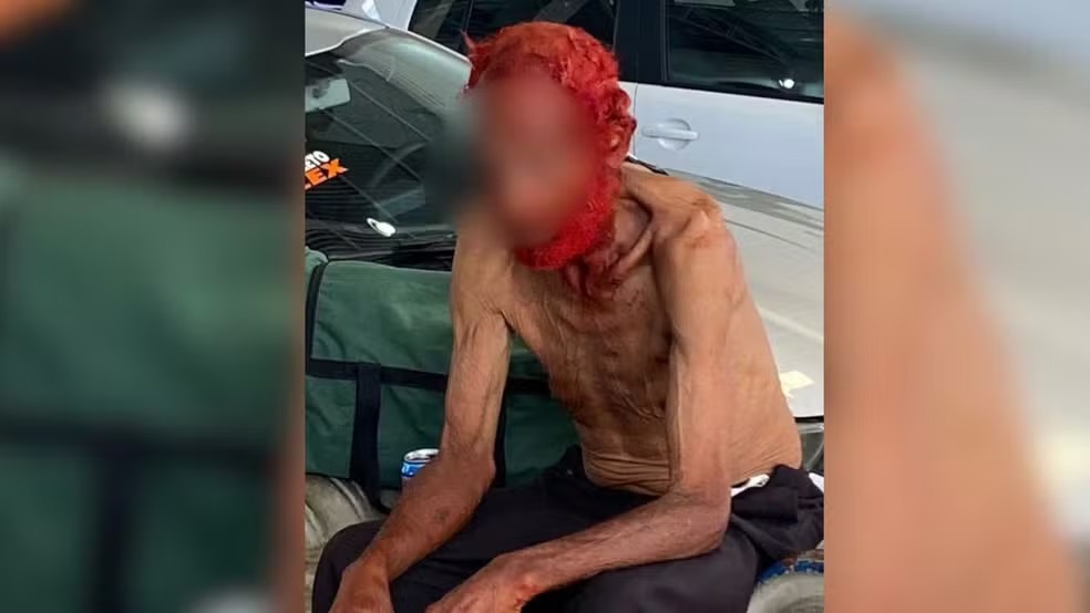 Idoso tem cabelos e barba tingidos de vermelho em troca de doações em Rio Preto Foto: @RioPretoRegiao