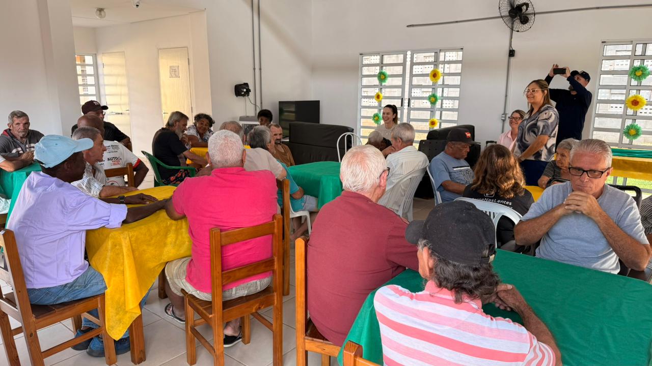Fundo Social entrega mantas e meias a idosos do Programa Vida Longa idosos do programa vida longa em Aracatuba