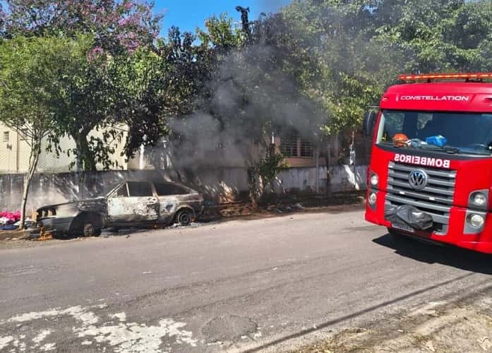 Carro abandonado pega fogo e fica destruído em bairro de Birigui Foto: Birigui Notícias da Hora