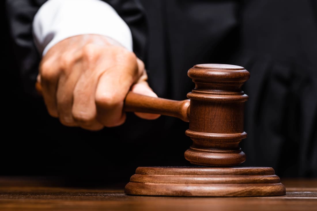 Justiça anula PAD e determina reintegração de conselheira tutelar em Buritama vista do juiz em roupão judicial sentado à mesa