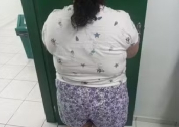 mulher se passa por crianca