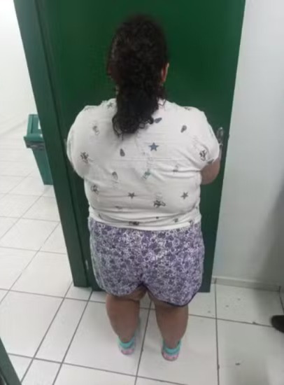Mulher de 37 anos se passa por adolescente de 12, é adotada e acaba presa mulher se passa por crianca