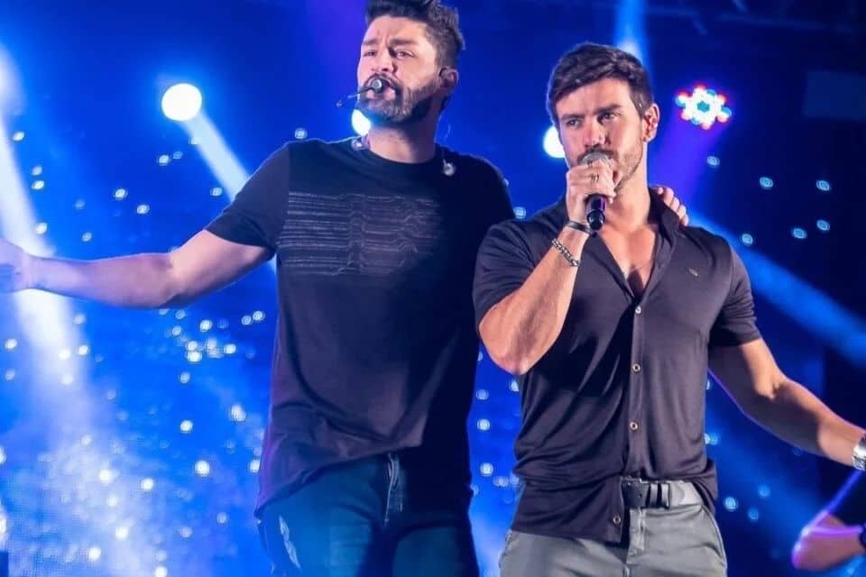 Neste sábado (27), sobe ao palco a dupla Munhoz & Mariano, dona de hits que marcaram o cenário sertanejo nacional/ Divulgação