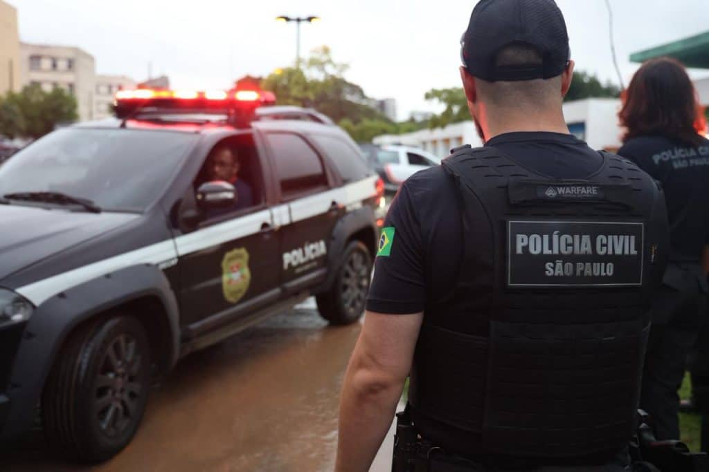 Suspeito de liderar golpe do falso advogado na região é preso no litoral opera civil viatura