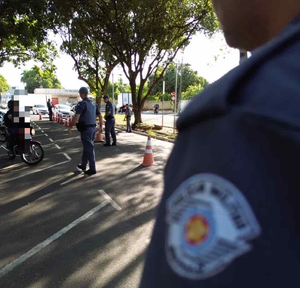 Aluna de 15 anos é ferida durante briga dentro de escola em Rio Preto opera transito PM