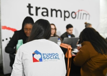pessoas se cadastrando no programa Trampolim