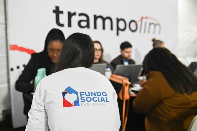 pessoas se cadastrando no programa Trampolim