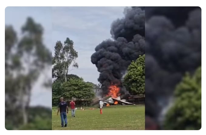 Queda de avião em Marília mata duas pessoas Aeronave caiu em sede da AABB, em Marília (SP) — Foto: Arquivo pessoal