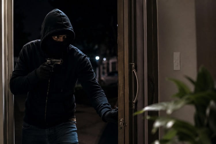 Morador é rendido por criminosos armados em chácara de Araçatuba Imagem Ilustrativa gerada por IA