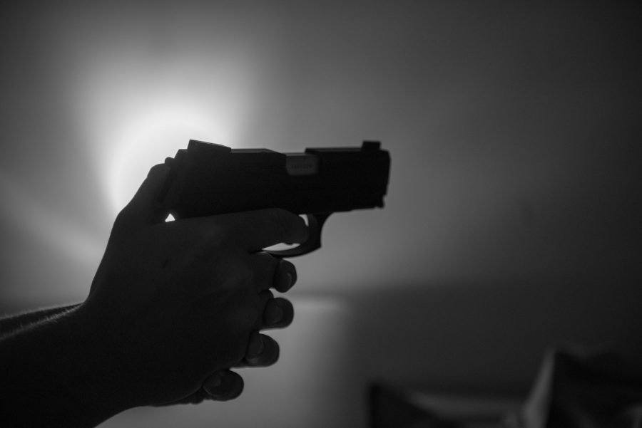 PM prende dois após disparos e apreende arma e drogas em Andradina tiro arma