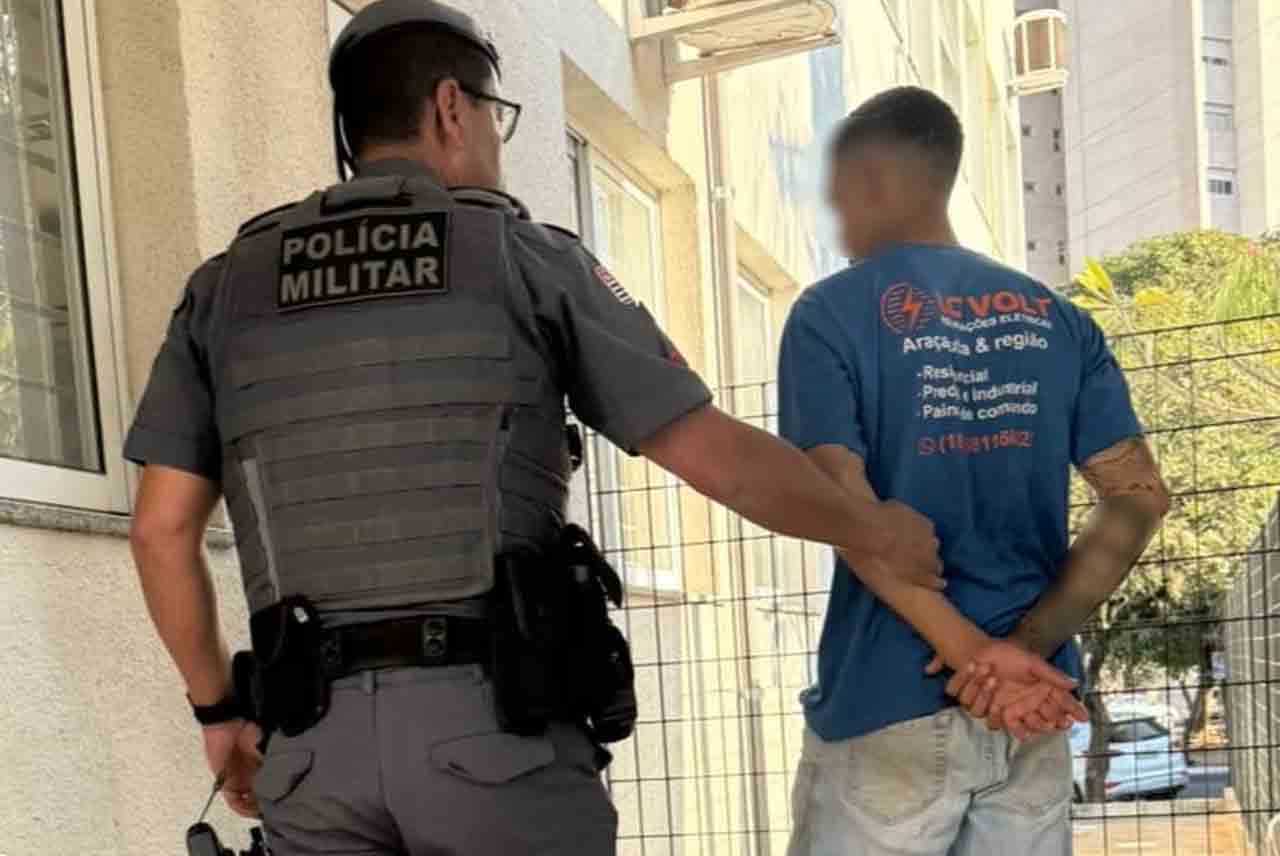 PM desmonta ponto de tráfico e apreende cocaína e maconha em Araçatuba trafico preso