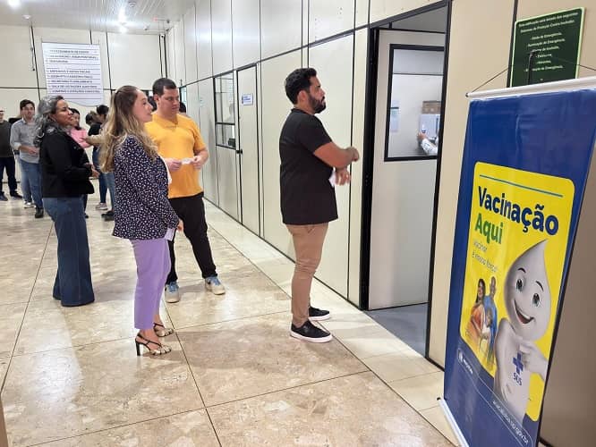 Saúde de Araçatuba imuniza 135 pessoas contra a gripe em ação no Paço Municipal vacina paco munic