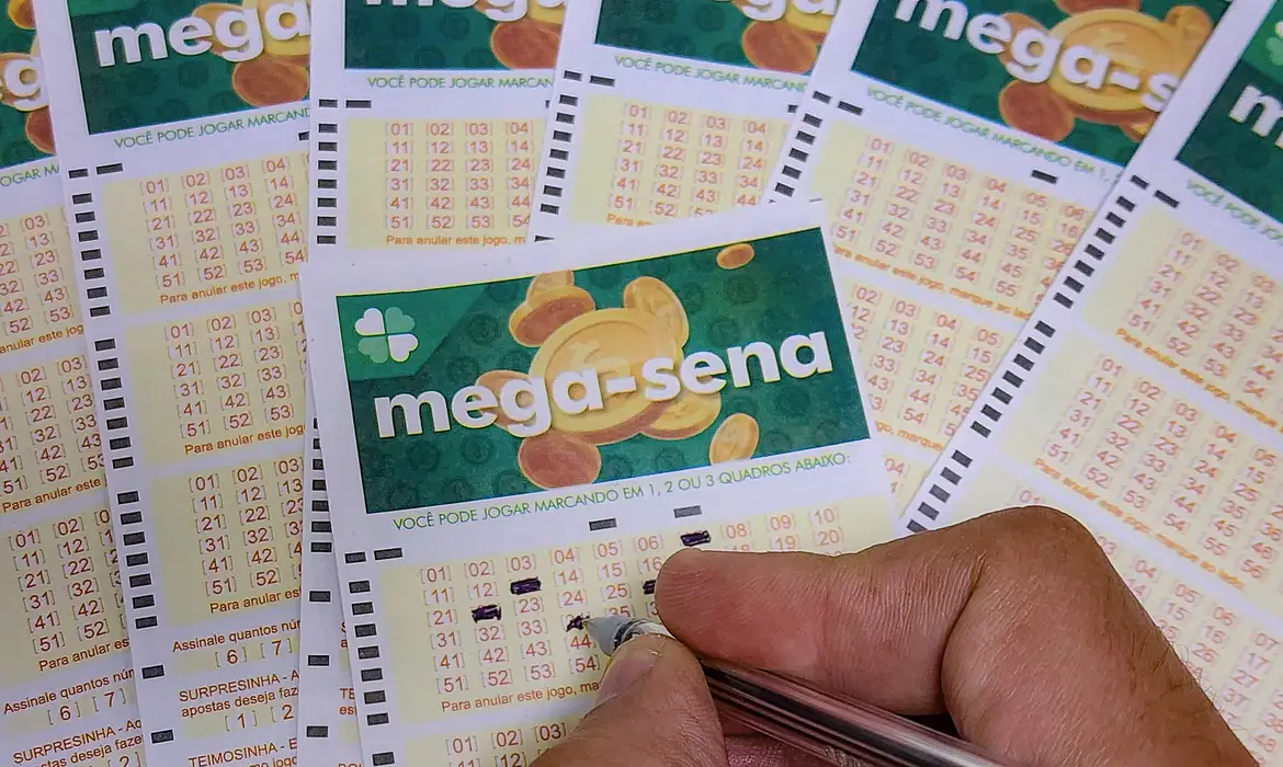 Mega-Sena sorteia prêmio acumulado em R$ 25 milhões nesta terça-feira © Rafa Neddermeyer/Agência Brasil/ARQUIVO
