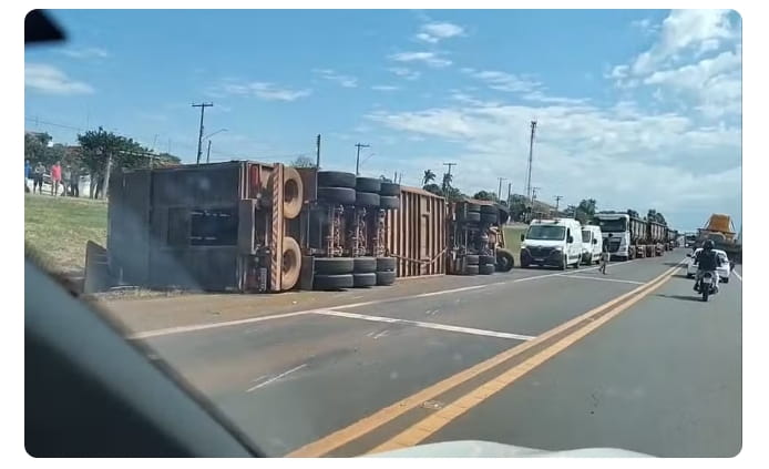 Carreta com 60 bois tomba e animais invadem ruas de Magda Caminhão carregado com gado tomba no trevo de Magda (SP) na Rodovia Feliciano Salles Cunha — Foto: Reprodução/WhatsApp