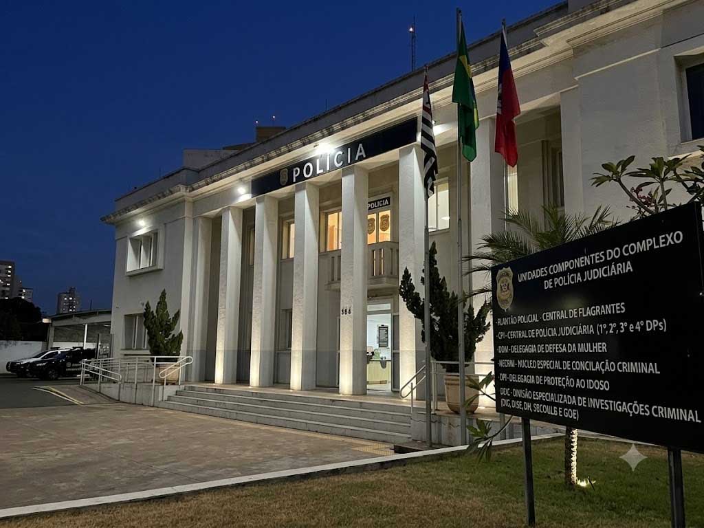 Mulher é presa após ameaçar companheira dentro da delegacia em Araçatuba Delegacia Plantao policial de Aracatuba