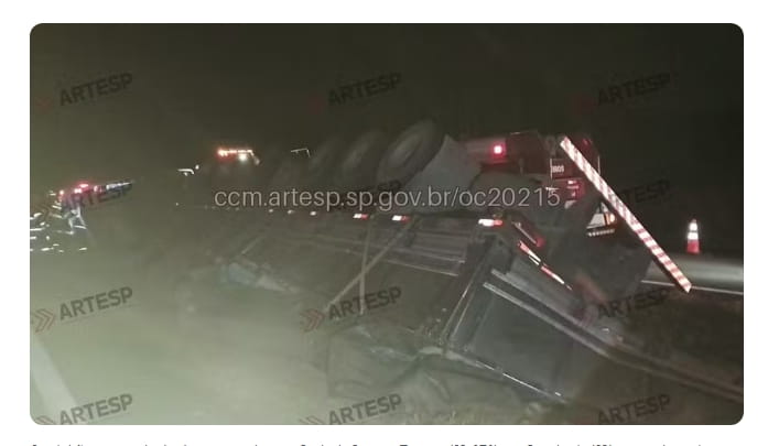 Motorista fica preso às ferragens após tombamento na SP-270 acid caminhao 1