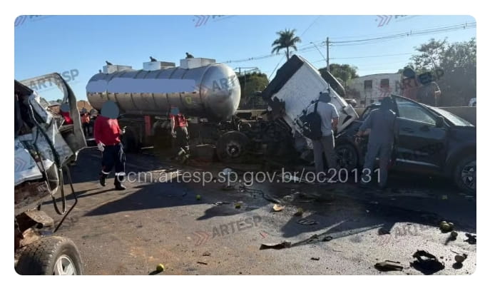 Engavetamento com 10 veículos deixa feridos e interdita rodovia no interior de SP Segundo a Artesp, o acidente ocorreu no sentido interior-capital, na SP-225, em Jaú (SP) — Foto: Artesp/Divulgação