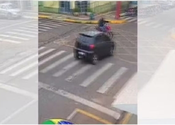 Motociclista morre após ser atingido por carro em cruzamento no Centro de Bastos (SP) — Foto: Câmera de Segurança/Reprodução