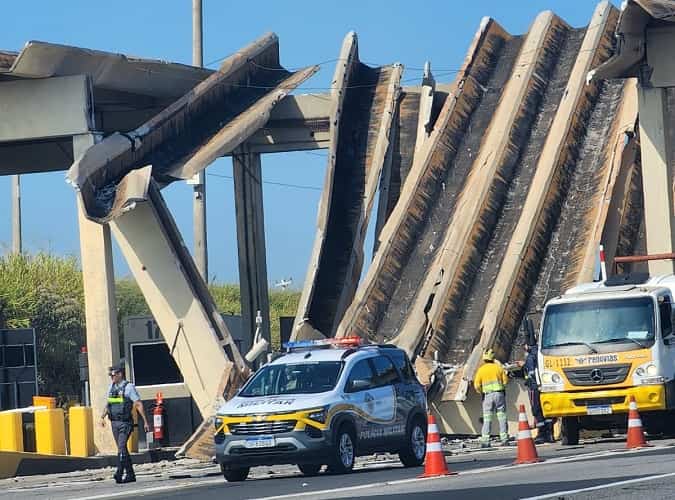Acidente impressionante destrói cabines de pedágio e deixa três feridos acidente pedagio