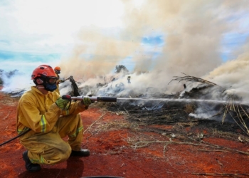 bombeiro apagando incendio