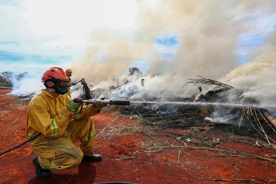 Defesa Civil alerta para alto risco de incêndios florestais na região de Araçatuba neste domingo (12) bombeiro apagando incendio