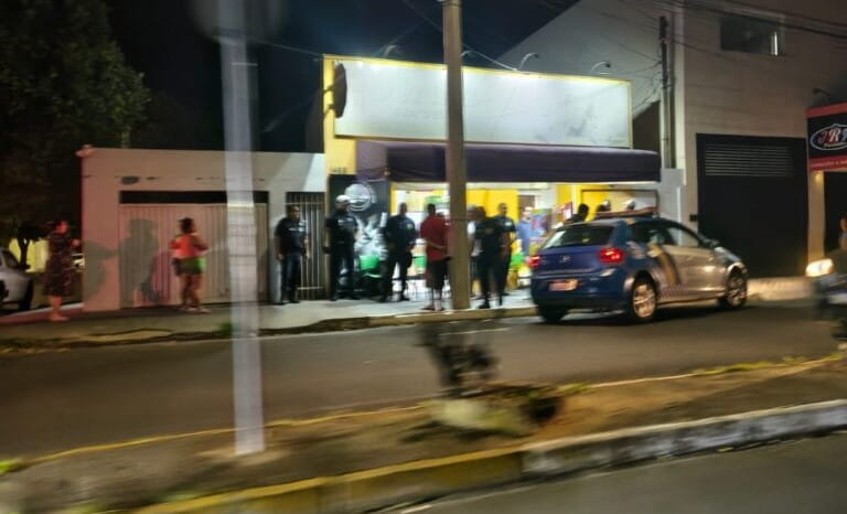 Briga em sorveteria mobiliza GCM na Avenida Prestes Maia, em Araçatuba briga sorveteria mulheres