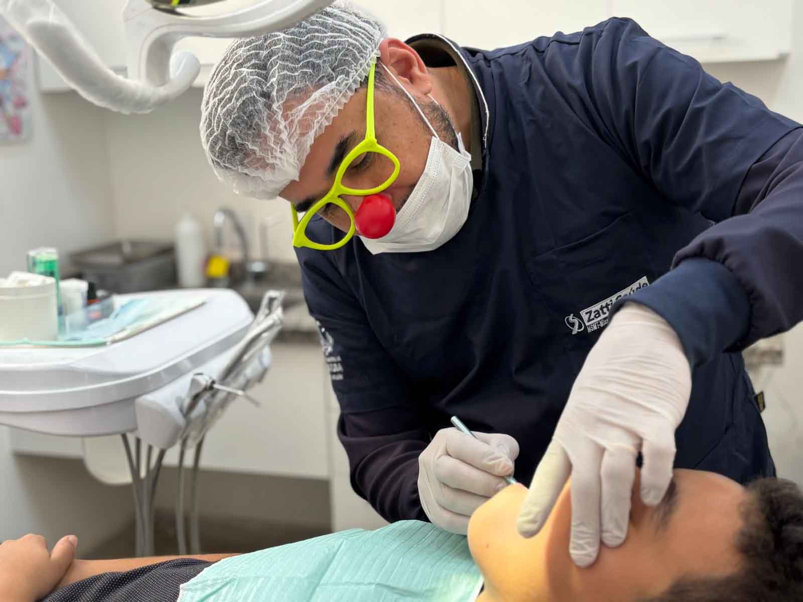 Dentista da UBS Umuarama II transforma consultas com atendimento humanizado dentista palhaco