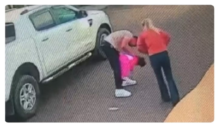 Herói por acaso: motorista salva bebê engasgada no interior de SP Foto: Câmera de Segurança/Reprodução