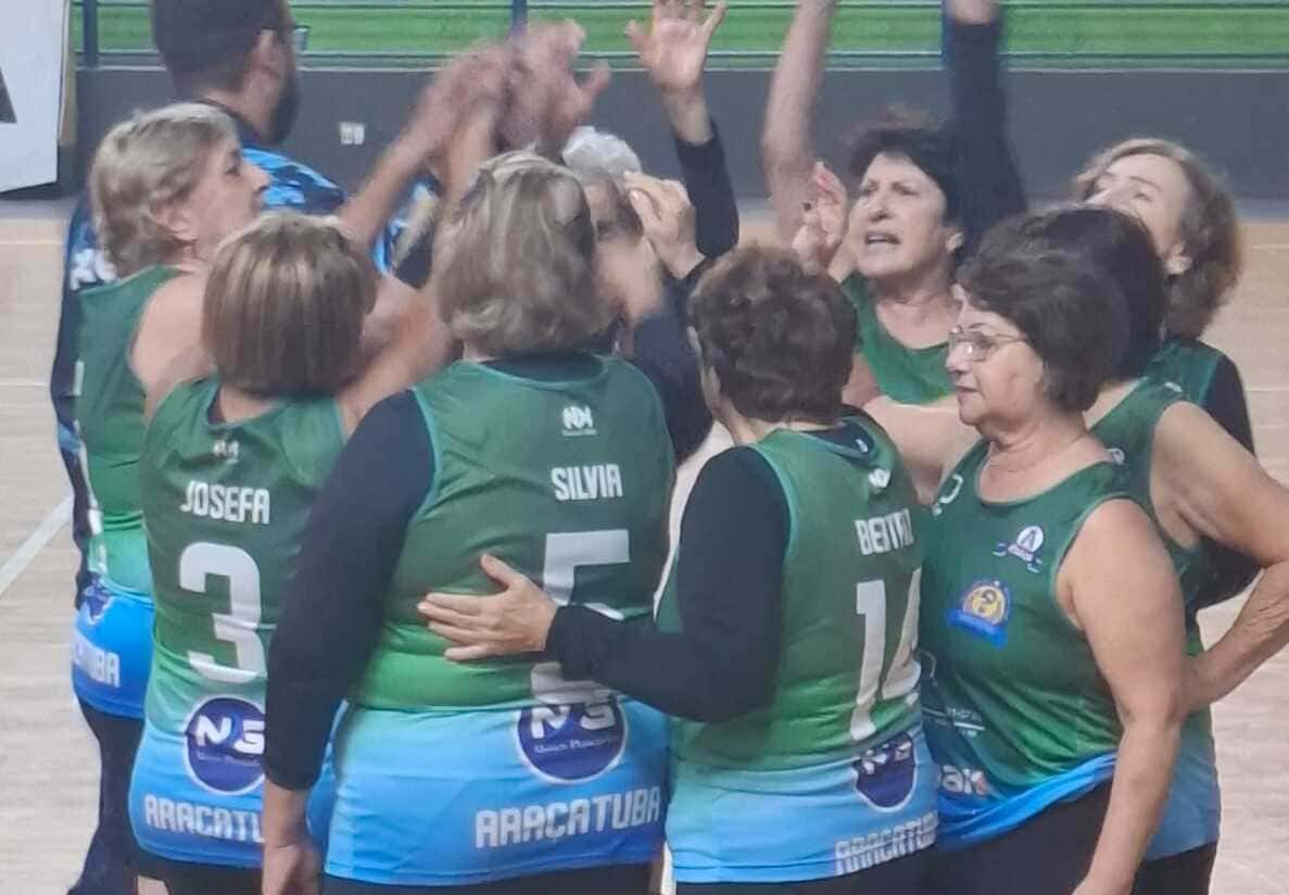 Equipes 58+ e 68+ de Araçatuba seguem invictas na Superliga de voleibol equipe feminina de voleibol adaptado de Aracatuba