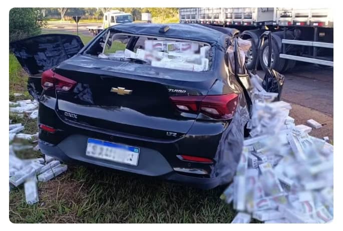 Motorista de carro carregado de cigarros ilegais morre em acidente em Rosana (SP) — Foto: Reprodução/Polícia Rodoviária