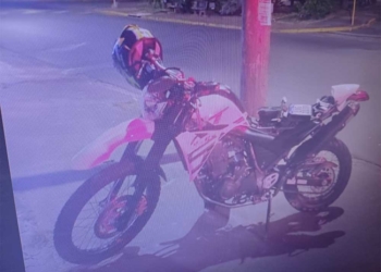 moto colide em poste