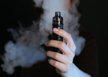 mulher segurando um vape