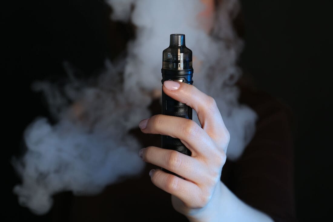 mulher segurando um vape