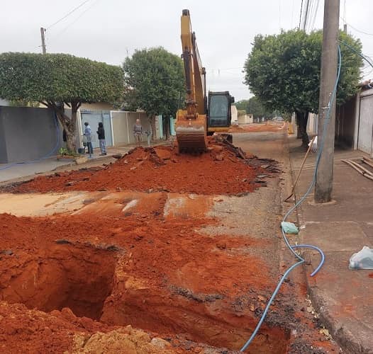 Prefeitura troca rede de esgoto para eliminar vazamentos em Guararapes obra Guararapes