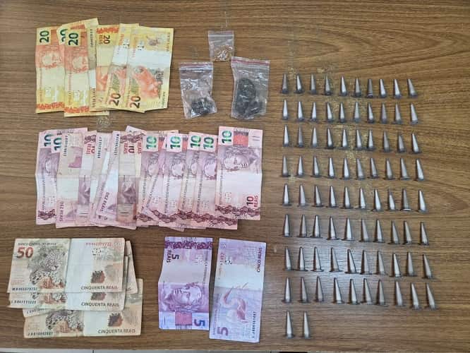 Procurado é preso com 82 porções de cocaína em Araçatuba pinos cocaina dinheiro PM ata