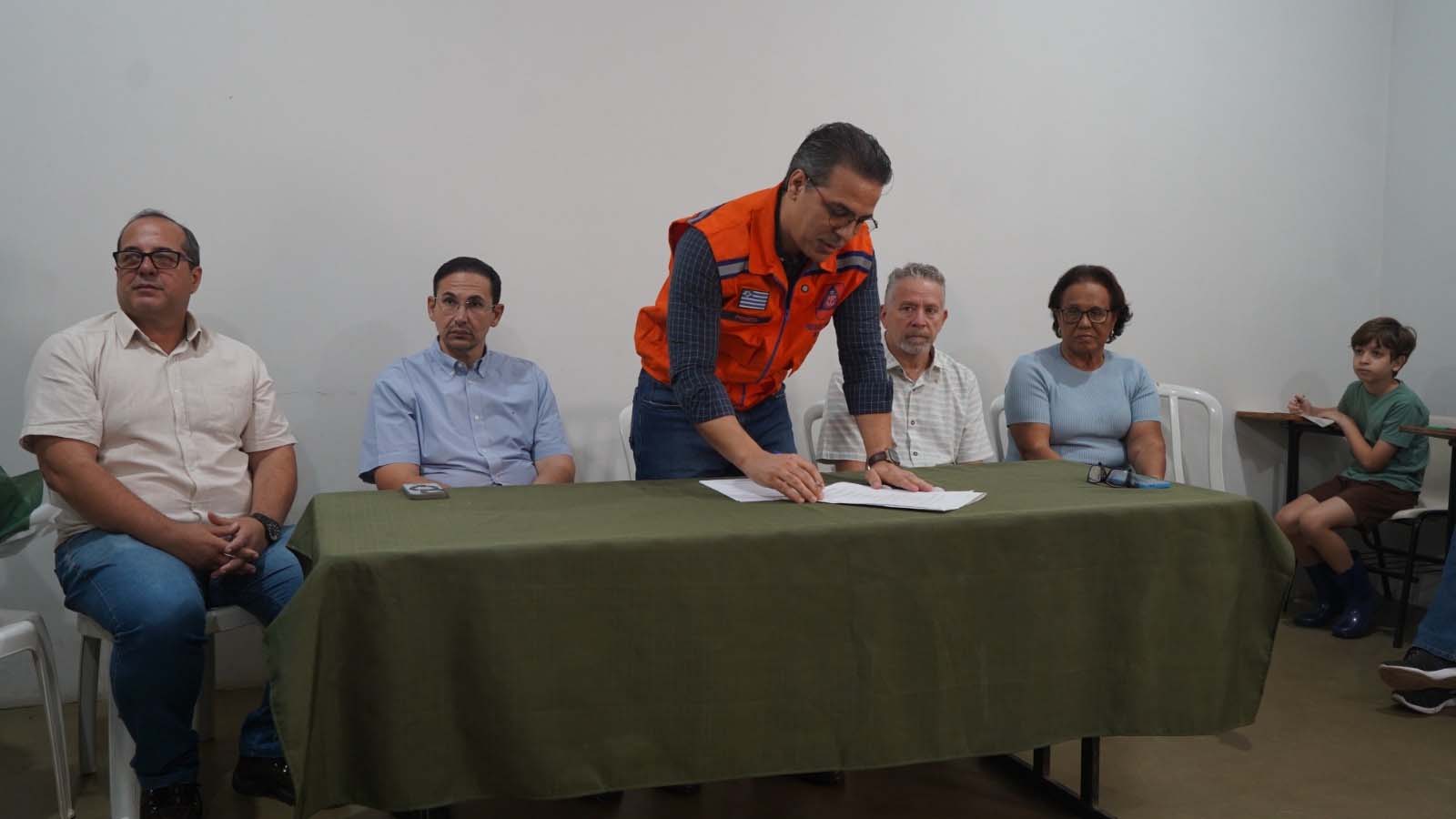 Decreto regulamenta proibição de queimadas e reforça ações integradas em Araçatuba prefeito assina decreto