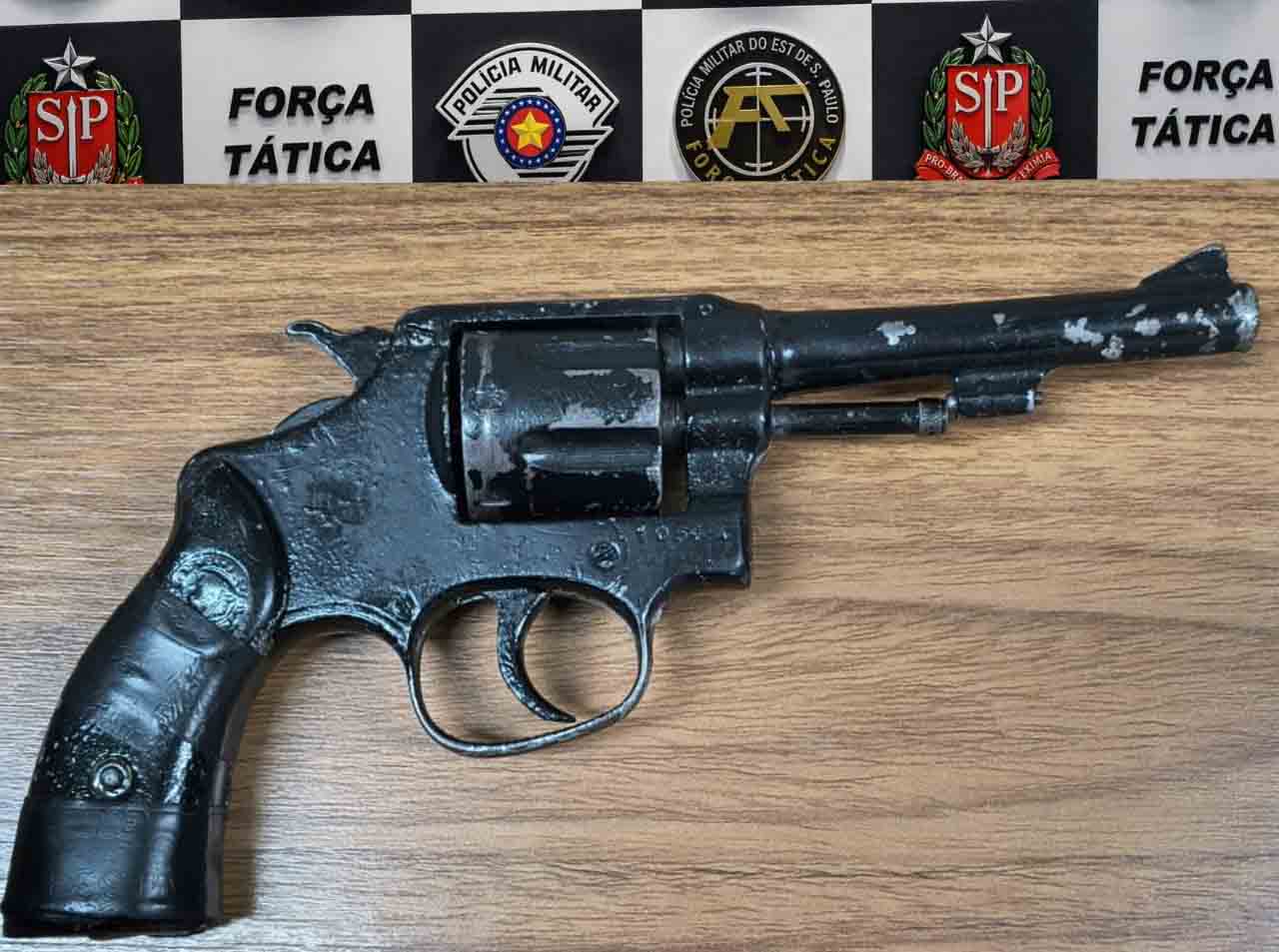 Construtor é preso com revólver após abordagem da Força Tática em Araçatuba revolver apreendido