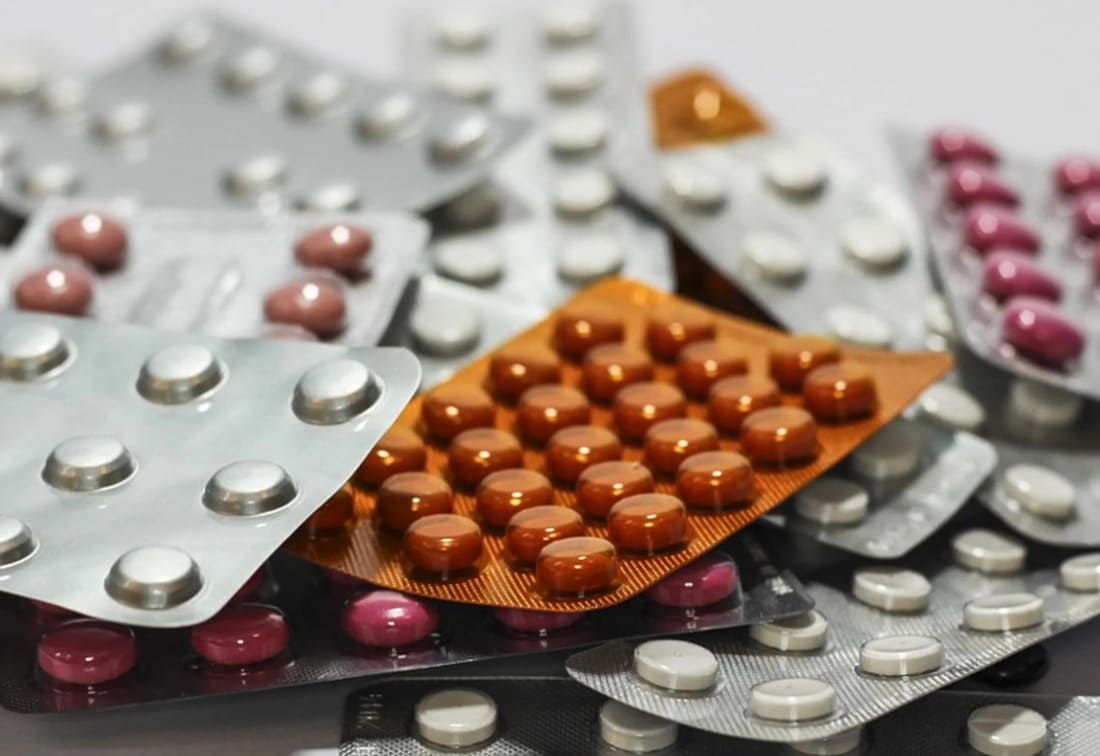 Remédios para dormir aumentam as chances de Alzheimer? Confira o que a Ciência já sabe varias cartelas de medicamentos