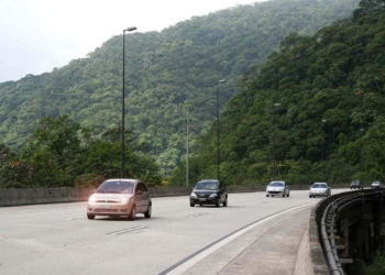 Carros na rodovia