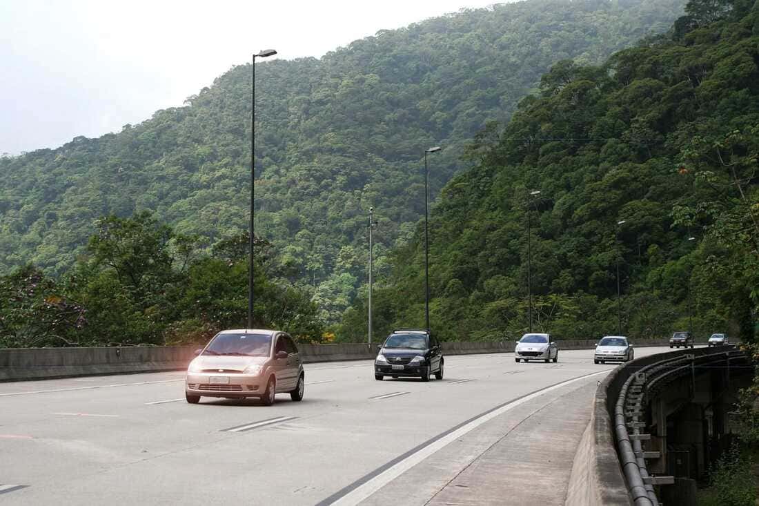 Carros na rodovia