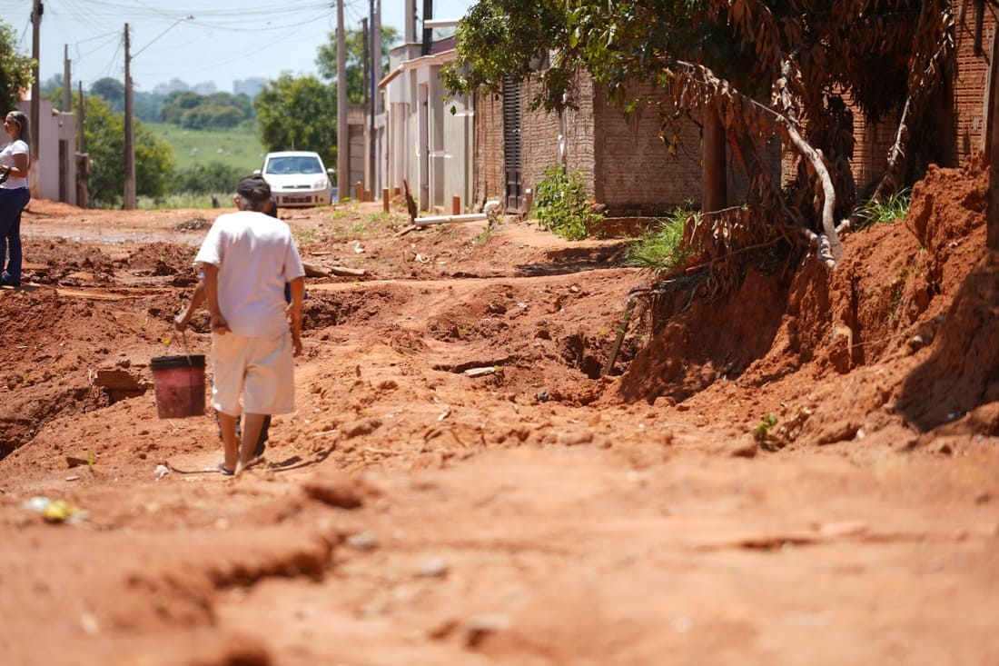 Nascido nos trilhos, Engenheiro Taveira ganha infraestrutura após quase 100 anos Engemheiro Taveira antes da pavimentacao