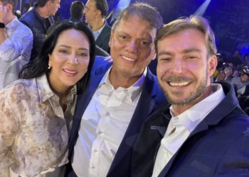 O médico Filipe Fornari com o governador Tarcísio de Freitas e a primeira-dama Cristiane Freitas durante a convenção do Republicanos