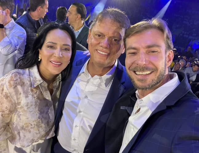 O médico Filipe Fornari com o governador Tarcísio de Freitas e a primeira-dama Cristiane Freitas durante a convenção do Republicanos