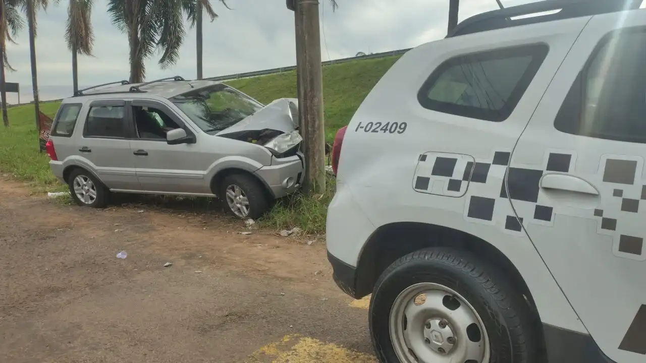 Sono ao volante termina em colisão contra poste em bairro de Birigui Foto: Birigui Notícias da Hora