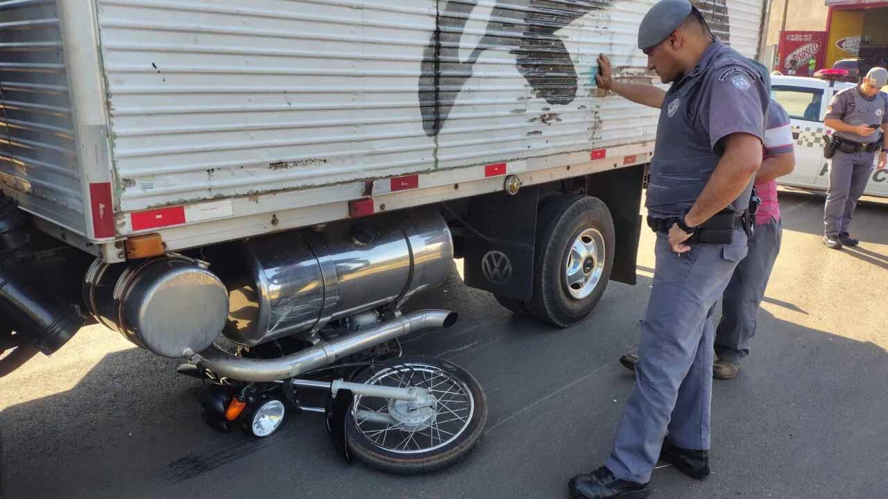 Motociclista de 18 anos fica ferido após colisão com caminhão em Birigui Foto: Birigui Notícias da Hora
