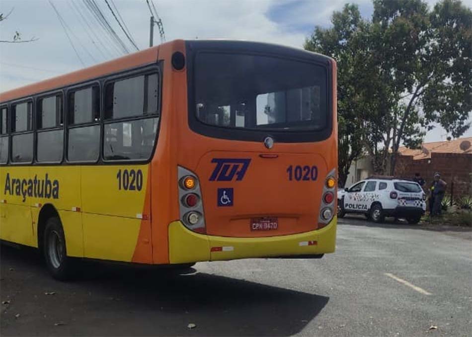 Acidente entre coletivo e moto mobiliza PM no Porto Real, em Araçatuba acidente tua