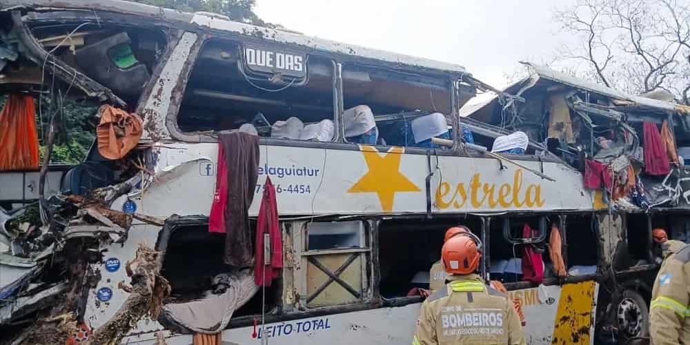 Ônibus com 47 passageiros tomba na BR-040 e deixa oito mortos acidente bus
