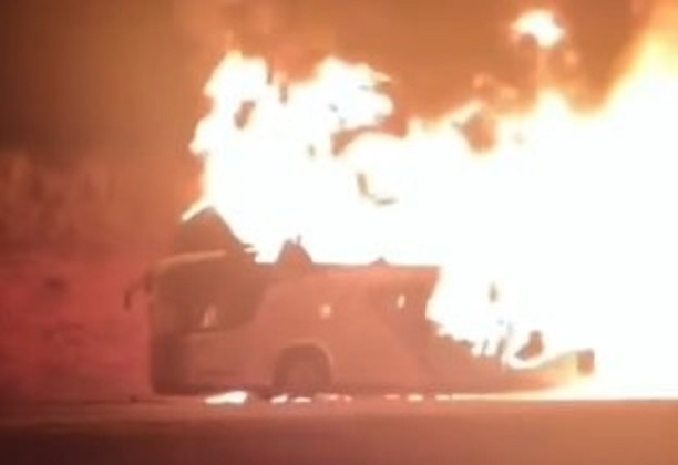 Ônibus com 30 passageiros pega fogo e interdita rodovia no interior de SP bus fogo