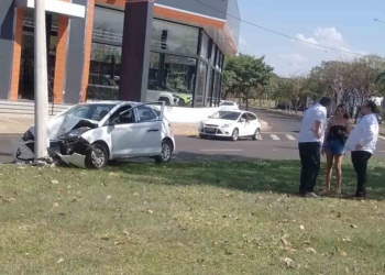 carro bate em poste