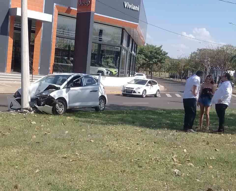 Carro bate em poste e interdita trânsito em avenidas de Araçatuba carro bate em poste